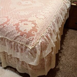 Vintage Elegant Lace Bedspread with Ruffles